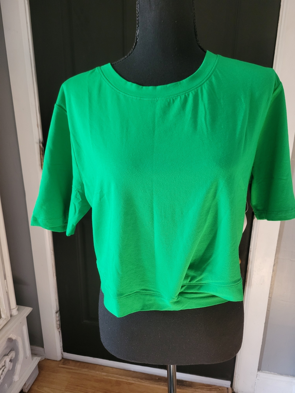 New York & Company Green Short Sleeve Crop Tee - Picture 2 of 4
